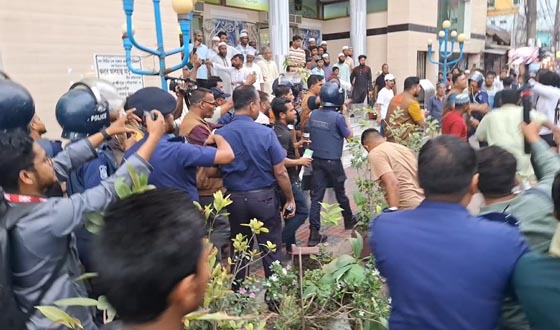 লক্ষ্ণীপুরে ১৪৪ ধারা ভেঙে মিছিল, ত্রিমুখী সংঘর্ষে ওসিসহ আহত ২০