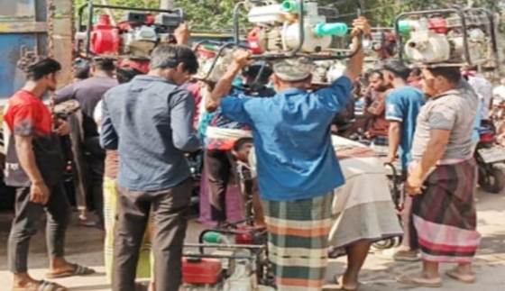 ধানের জমিতে পানি নেই,  শ্যালোমেশিন নিয়ে পাম্পে কৃষকরা