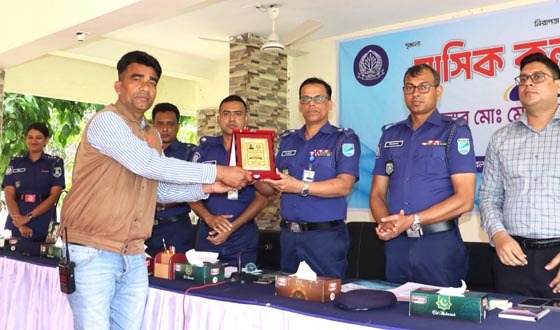 শ্রেষ্ঠ মাদকদ্রব্য উদ্ধারকারী কর্মকর্তার সম্মাননা পেলেন এসআই আজাদ