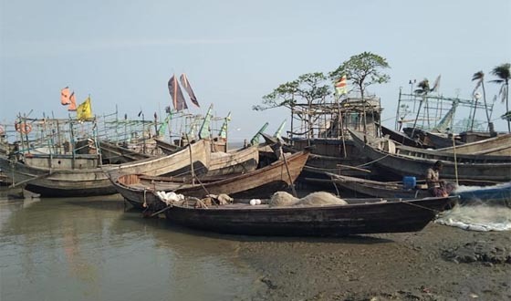 অবরোধের ৩৬ দিন পার হলেও চাল পায়নি লালমোহনের জেলেরা