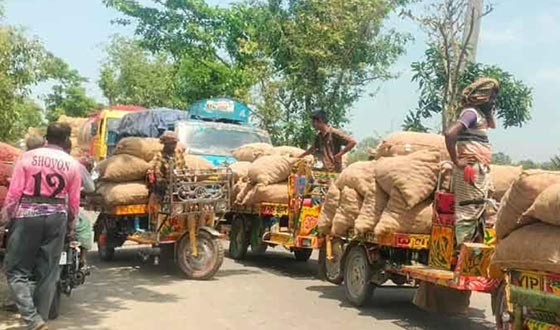 তানোরে তেল নিতে মেইন সড়কে দীর্ঘ লাইন, দিনভর যানজট