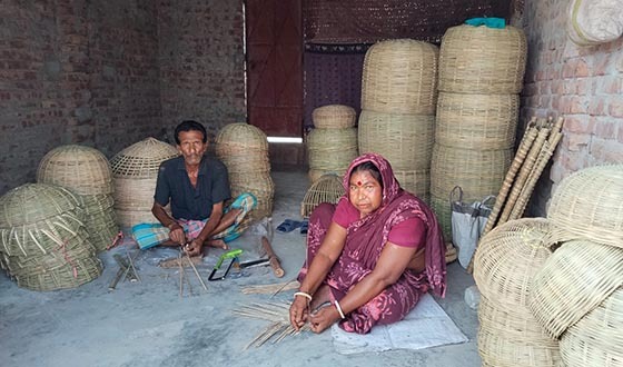 পরিবেশবান্ধব বাঁশের পণ্য তৈরি করে স্বাবলম্বী মিনতী