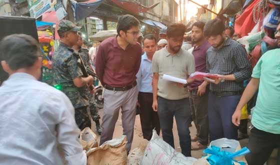 ঈদগাঁওয়ে ২ দোকান থেকে পলিথিন জব্দ, জরিমানা