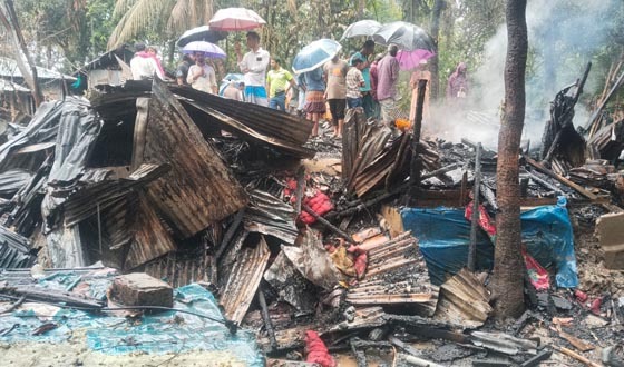 বাউফলে অগ্নিকান্ডে তিন বসতঘর পুড়ে ছাই, ক্ষতি প্রায় ২০ লাখ টাকা