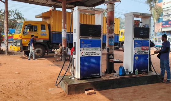 পুলিশের উপস্থিতিতে ফিলিং স্টেশনের ম্যানেজারের ওপর হামলা