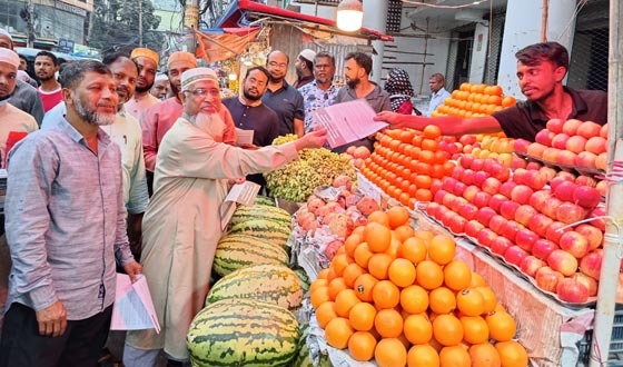 গণভোটের রায় বাস্তবায়নের দাবিতে জামায়াতের লিফলেট বিতরণ