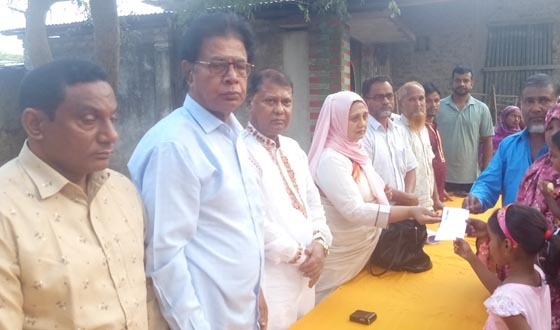 মরহুম নেতার পরিবারকে প্রতিশ্রুতির ২ লক্ষ টাকা ব্যাংকে হস্তান্তর