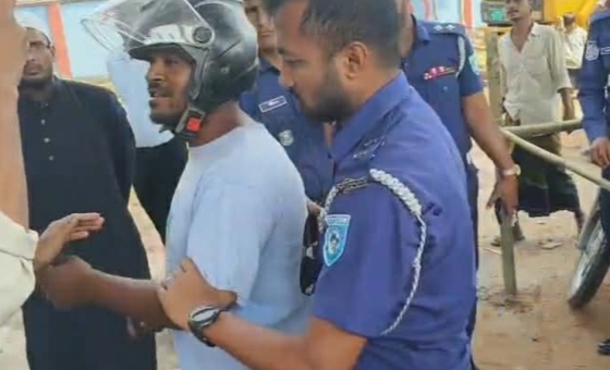 তেল সংকটে উত্তেজনা, পুলিশের উপর চড়াও হয়ে আটক ২ বাইকার