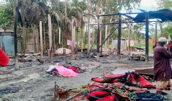 রাজারহাটে অগ্নিকাণ্ডে ৪ টি ঘর পুড়ে ছাই