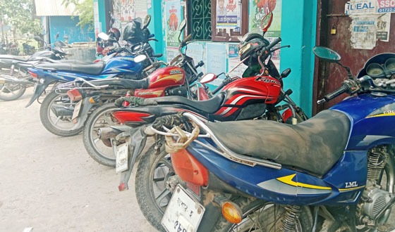 তেল সংকটে ভেঙে পড়েছে দাকোপের সড়ক যোগাযোগ ব্যবস্থা