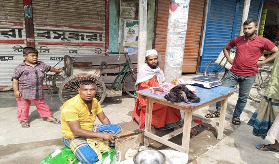 রাজারহাটে ভিক্ষাবৃত্তি ছাড়লেন প্রতিবন্ধী সাবলু, মাংস বিক্রিতে নতুন জীবন