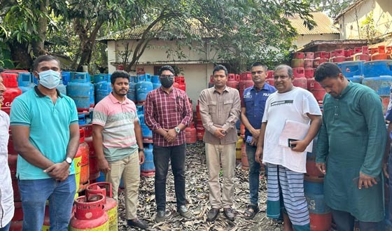 বানারীপাড়ায় অবৈধ গ্যাস সিলিন্ডার মজুদে ডিলারকে জরিমানা