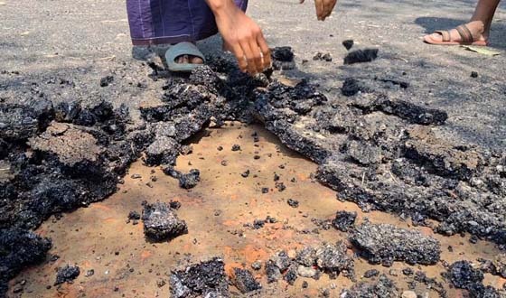 সপ্তাহ না পেরুতেই হাতের টানে উঠে যাচ্ছে সড়কের পিচঢালাই