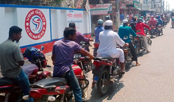 কলাপাড়া উপকূলে জ্বালানি তেলের সংকট কাটছে না