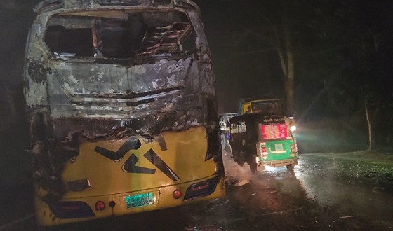 রাউজানে সড়ক দুর্ঘটনায় প্রাণহানি, বিক্ষুব্ধ জনতার আগুনে পুড়ল দুই বাস