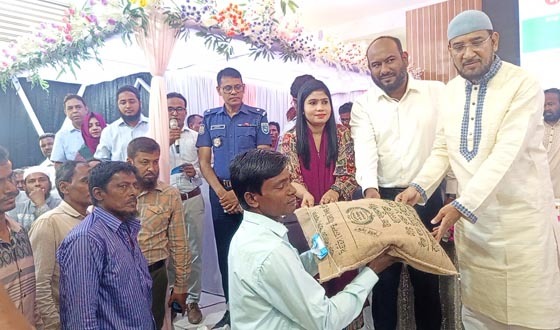 বিরলে কৃষকদের ধানের বীজ ও সার বিতরণ বিতরণ