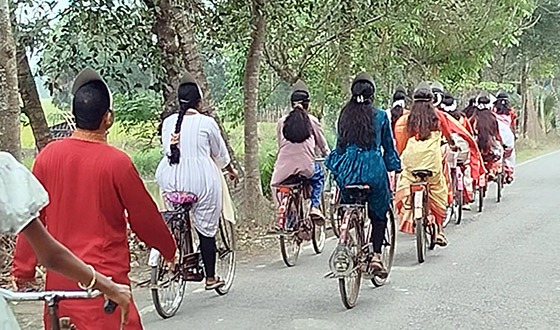 সাইকেল চালিয়ে গ্রামবাসীকে নববর্ষের শুভেচ্ছা জানালো স্কুলছাত্রীরা