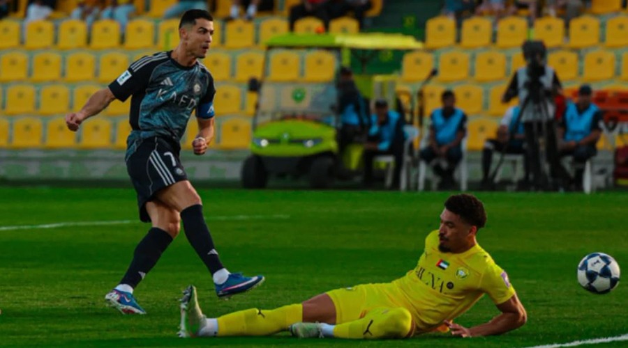 ‘মেসি মেসি’ চিৎকার উপেক্ষা করে রোনালদোর গোল