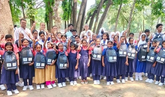 দরিদ্র ও মেধাবী শিক্ষার্থীর স্কুলড্রেসসহ শিক্ষা উপকরণ বিতরণ