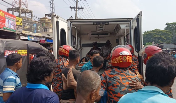 দূর্ঘটনার কবলে লাশবাহী অ্যাম্বুলেন্স