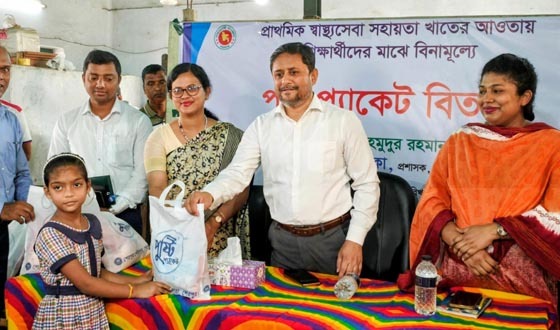 শেরপুরে শিক্ষার্থীদের পুষ্টি প্যাকেট বিতরণ