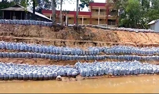 নদী ভাঙন রোধে বাঁধ নির্মাণ, রক্ষা পাচ্ছে বাতকুচি বিদ্যালয়