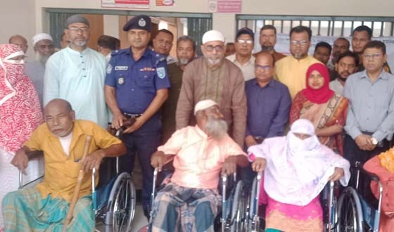 চিরিরবন্দরে অসহায় ও দুঃস্থ প্রতিবন্ধিদের হুইল চেয়ার বিতরণ