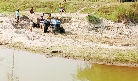 ডিমলা নাউতারা নদীর বালু উত্তোলন, পাড় ভাঙনের ঝুঁকি