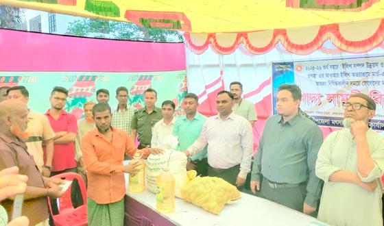 দৌলতখানে জেলেদের বিনামূল্যে খাদ্য সামগ্রী বিতরণ