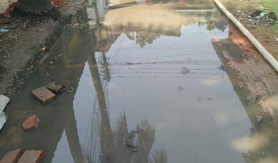 কালীগঞ্জে সামান্য বৃষ্টিতেই পানি জমে, ভোগান্তিতে শতাধিক পরিবার