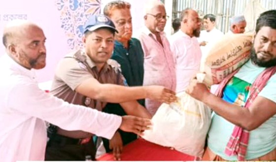 চরভদ্রাসনে ১১৭ পরিবারে খাদ্য সহায়তা দিলেন গফুর মুন্সী ফাউন্ডেশন