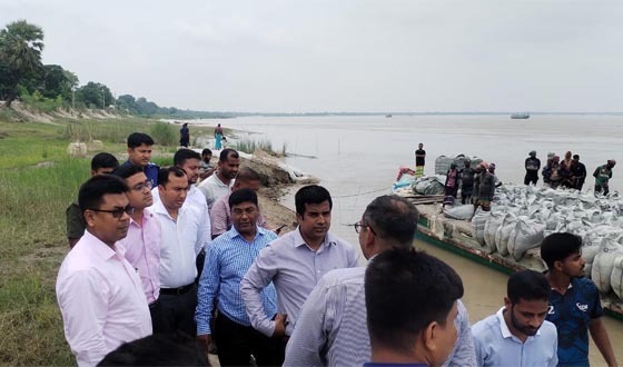 দৌলতপুরে পদ্মার ভয়াবহ ভাঙন পরিদর্শনে জেলা প্রশাসক