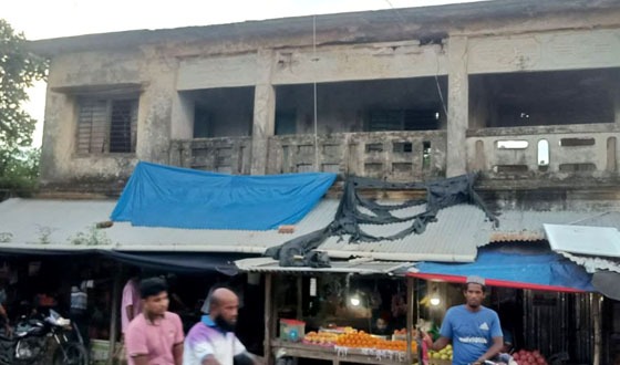 বারোবাজারে পরিত্যক্ত ইউপি ভবনে গ্রাম পুলিশের মুরগির ব্যবসা