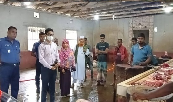 রাজারহাটে মোবাইল কোর্টে লাইসেন্সহীন মাংসের দোকানে জরিমানা