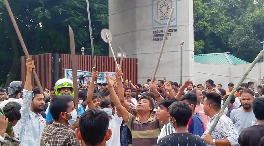 দেশীয় অস্ত্র-লাঠিসোঁটা নিয়ে বেরোবির ফটকে বিএনপির নেতা-কর্মীরা, উত্তপ্ত পরিস্থিতি