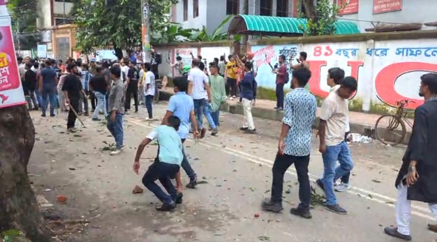 ঢাকা আলিয়া মাদ্রাসার সামনে ছাত্রদল-শিবিরের সংঘর্ষ, আহত কয়েকজন