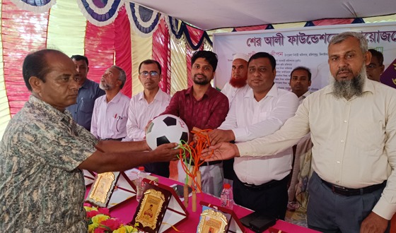 হরিণাকুন্ডুতে শতাধিক শিক্ষা প্রতিষ্ঠানের মাঝে ক্রীড়া সামগ্রী বিতরণ