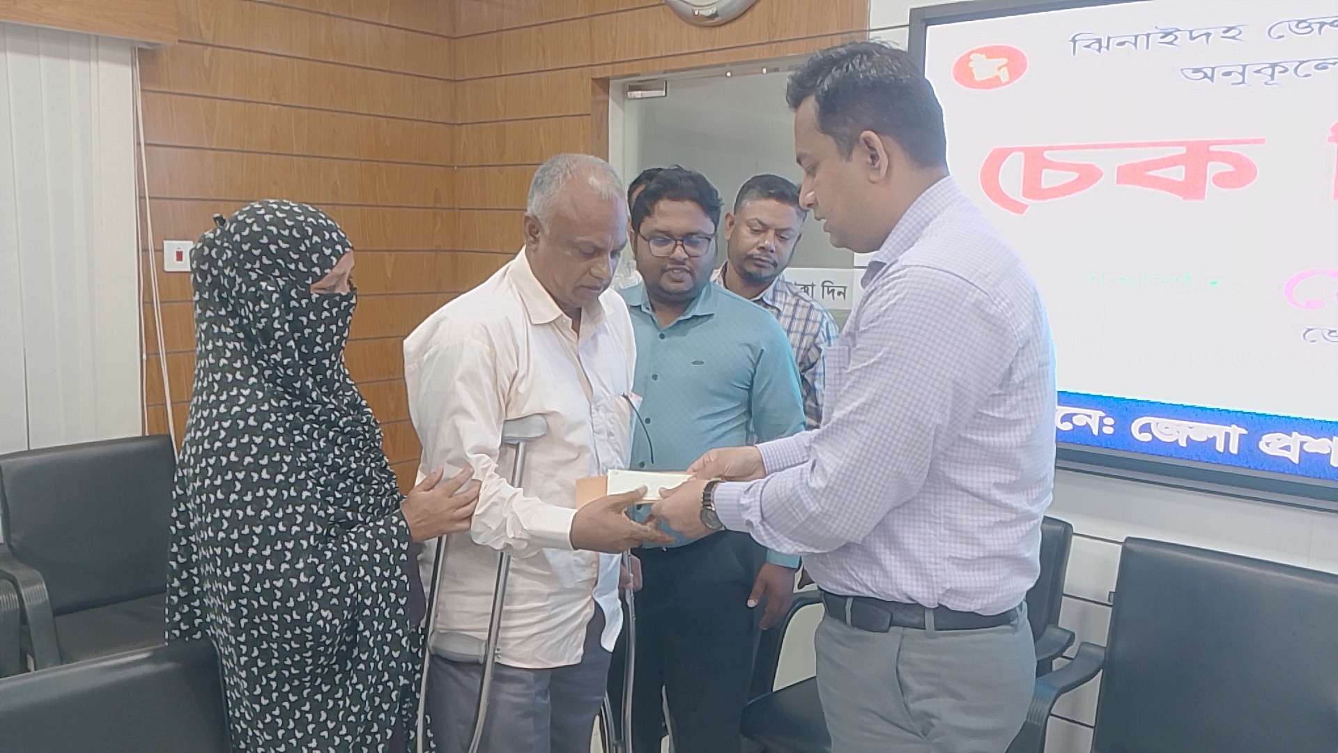 ঝিনাইদহে সড়ক দুর্ঘটনায় নিহত-আহতদের পরিবার পেল ১ কোটি ১৯ লাখ টাকার অনুদান