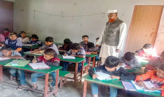 রাজারহাটে মিড ডে মিলের বিস্কুট বিতরণ বন্ধ, উপস্থিতি কমার শঙ্কায় শিক্ষকরা
