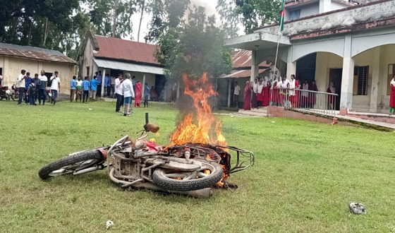 মান্দায় শিক্ষার্থীদের মারধরের অভিযোগে প্রধান শিক্ষক অবরুদ্ধ, মোটরসাইকেলে অগ্নিসংযোগ