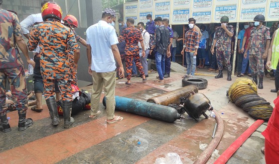 সাতক্ষীরায় হাসপাতালে আগুন, ধোঁয়ায় আচ্ছন্ন পুরো ভবন