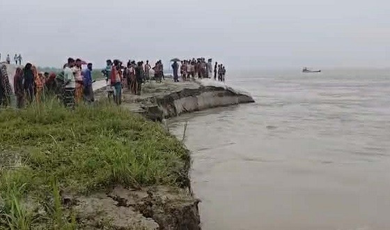 দৌলতপুরে পদ্মা নদীর পাড় ধসে ২ শিশু নদীতে, নিখোঁজ ১জন