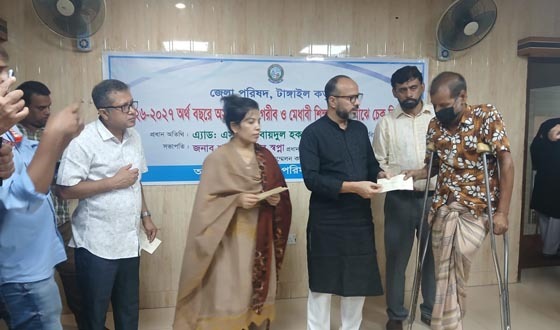 টাঙ্গাইলে দুস্থ পরিবার ও শিক্ষার্থীদের চেক বিতরণ