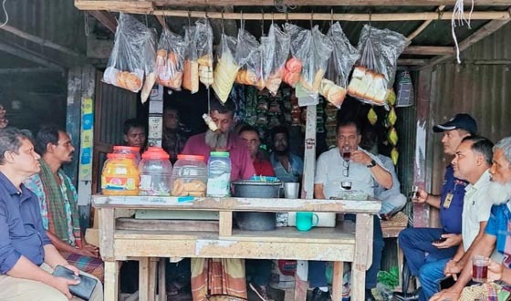 টং দোকানে চায়ের আড্ডায় তথ্যমন্ত্রী
