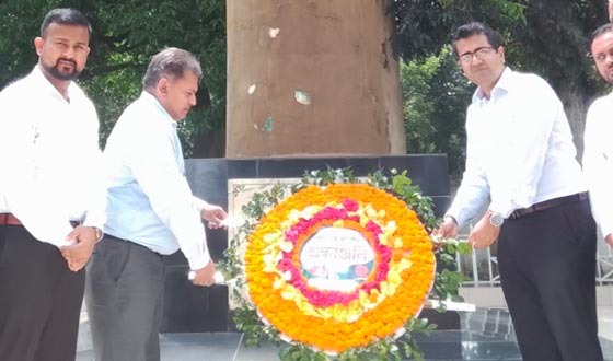 মুক্তিযুদ্ধের স্মৃতিস্তম্ভে সিলেট বিভাগীয় কমিশনারের শ্রদ্ধা নিবেদন