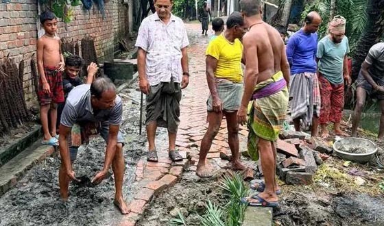 চন্ডিপুরে বেহাল সড়ক, নিজেদের উদ্যোগেই সংস্কারে গ্রামবাসী