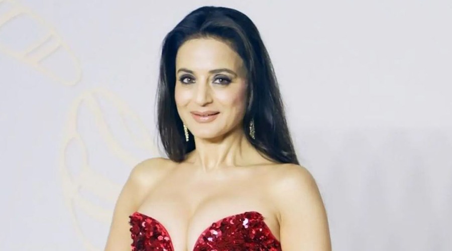 পঞ্চাশ পেড়িয়েও ‘সিঙ্গেল’ থাকতে চান আমিশা
