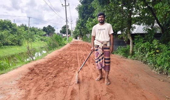 নিজ অর্থায়নে সড়ক সংস্কার করে প্রশংসায় মেম্বার প্রার্থী সালাম