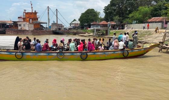 উত্তাল পাবনার পদ্মায় চলছে অবৈধ খেয়া নৌকা, দুর্ঘটনার শঙ্কা