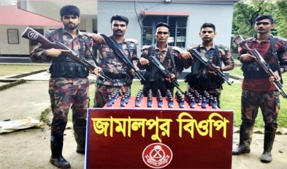 দৌলতপুর সীমান্তে ভারতীয় মাদক ও চোরাচালানি পণ্য আটক